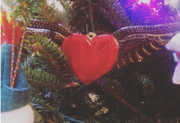 8 Ways to Help Someone Who Is Grieving During the Holidays